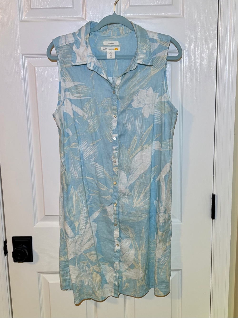 NWOT C&C California Light Blue Sleeveless Button-Front Floral Midi Dress. Large
